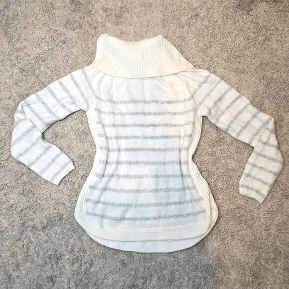 👚Croft & Barrow White Grey Striped Fitted Cable-Knit Split neck Sweater - Picture 2 of 4